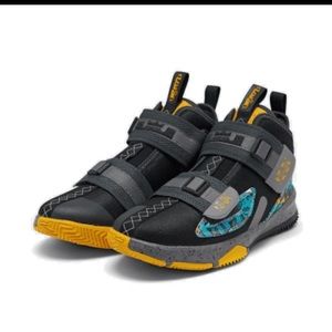 Boys Nike Lebron Soldier 13 Basketball shoe